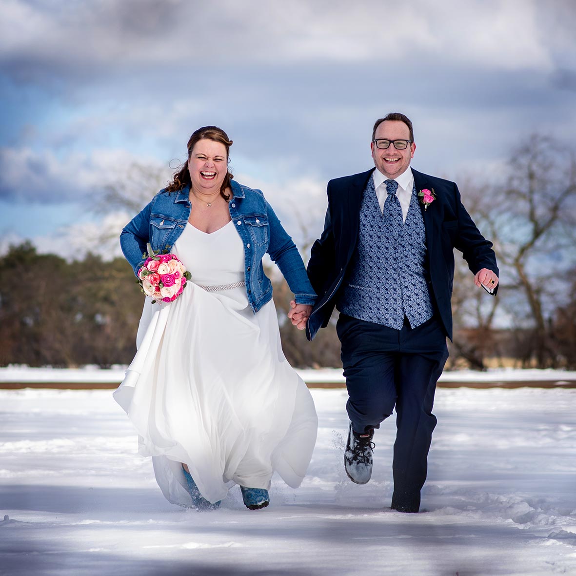 Hochzeitsportraits in glitzerndem Schnee