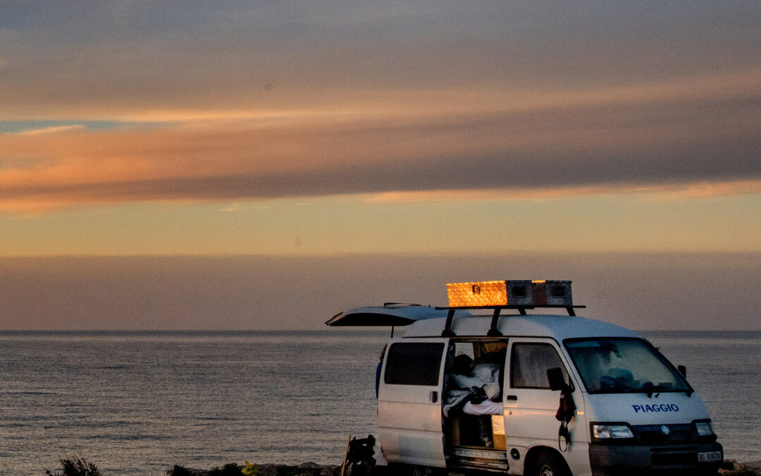 Filmportrait Vanlife in Spanien – Meret & Carla reisen im kleinsten Camper ever, einem Piaggo